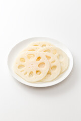 皿に乗った蓮根の薄切り　白バック