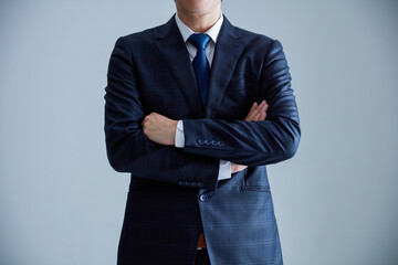 腕を組むビジネスマン
