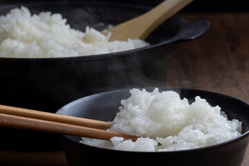箸で持ち上げたお米　Japanese food