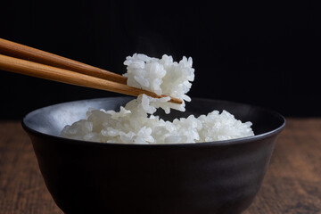箸で持ち上げたお米　Japanese food