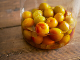 完熟梅の梅酒を着けているシーン