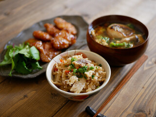 炊き込みご飯のある食卓