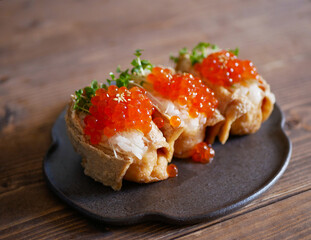 いくらをのせた稲荷寿司