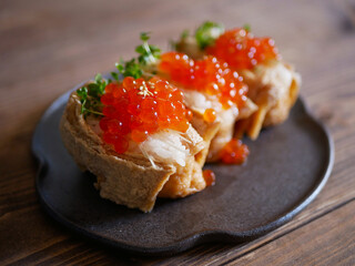 いくらをのせた稲荷寿司