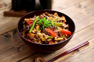 牛肉とトマトの卵炒め丼