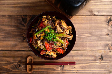 牛肉とトマトの卵炒め丼