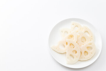 皿に乗ったレンコンの半月切り　白バック