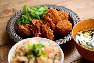 炊き込みご飯のある食卓