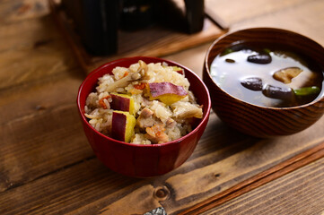 さつまいもとクコの実の炊き込みご飯と味噌汁