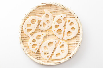 笊に乗った蓮根の半月切り　白バック