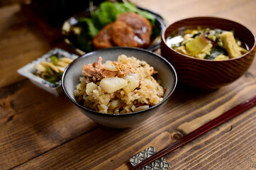 山芋とツナの炊き込みご飯とコロッケの食卓 タイトル変更