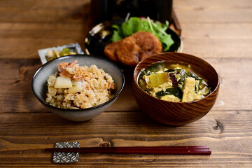 山芋とツナの炊き込みご飯とコロッケの食卓 タイトル変更