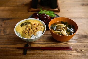 とろろ納豆ご飯と肉団子の食卓
