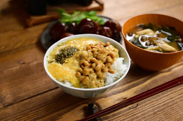 とろろ納豆ご飯と肉団子の食卓