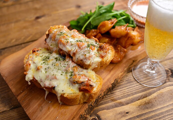 豆入りトマトソースを使ったチーズトースト