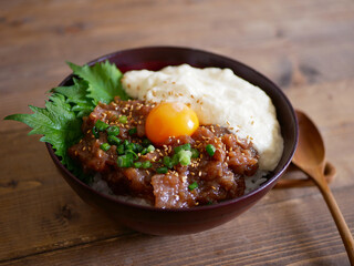鮪中落ちのづけととろろの丼