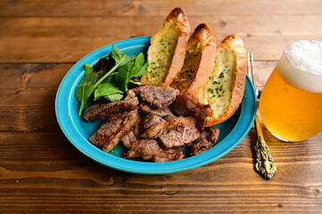 牛ステーキとバケット