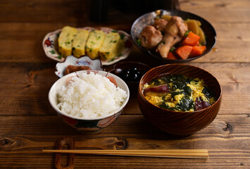 一汁二菜　鶏の煮物とネギ卵焼き