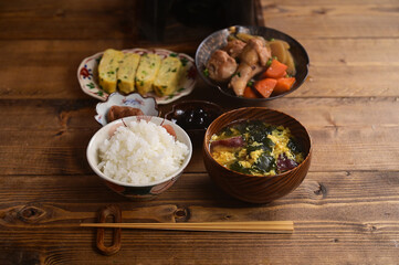 一汁二菜　鶏の煮物とネギ卵焼き