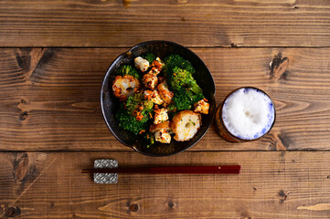 ちくわとクリームチーズ、ブロッコリーのラー油あえ