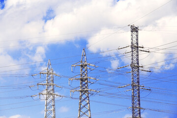 電力を大量に供給する青空の背景の送電線と鉄塔