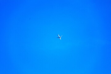 青空を飛ぶ航空機