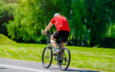 Naklejka premium Cyclist ride on the bike path in the city Park 
