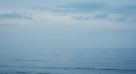Obraz premium Calm Ocean Horizon Under Overcast Sky