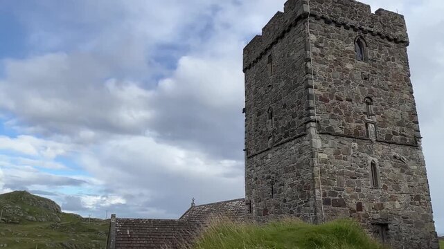 Tilt up del exterior de St Clement&rsquo;s Church, Harris 4K