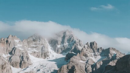 Obraz premium The majestic mountains, set against the blue sky and white clouds, fully demonstrate the grandeur of nature.