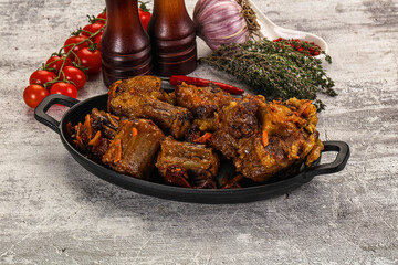 Baked oztail with tomato and carrot