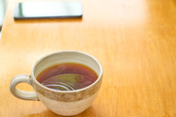 淹れたてのコーヒーの表面にできた泡が消える時にできる波紋。ペーパードリップでコーヒーを淹れる工程の連続写真。