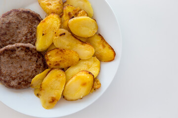 Piatto con hamburger e patate arrosto