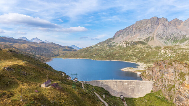 Lago e diga di Toggia in Val Formazza, Piemonte