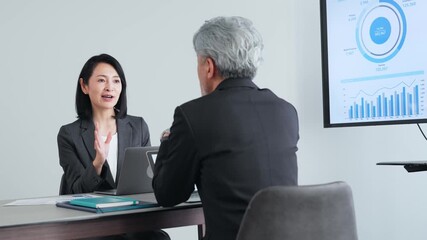 相談、女性、キャリアウーマン、カウンセラー、コンサル、アドバイザー、会話、スタッフ、ミドルエイジ、日本人、中年、仕事、オフィス、企業、会社員、50代、人材、スーツ、会議、ミーティング、説明、案内、報告、経理、役職、キャリア、笑顔、接客、商談、提案、経営、美人、職場、受付、サポート、ビジネス、ビジネスウーマン、ノートパソコン、保険、面談、働く、営業、事務、打ち合わせ、サービス、上司、部下、カウンセリ