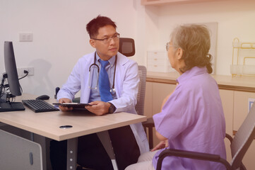 Obraz premium Doctors and medical staff are working to prepare to examine patients in the clinic.