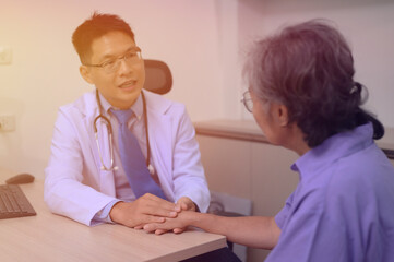 Obraz premium Doctors and medical staff are working to prepare to examine patients in the clinic.