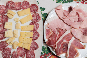 piatti con affettati di salumi e formaggi per antipasti