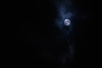 luna piena nel cielo scuro e nuvoloso, di notte