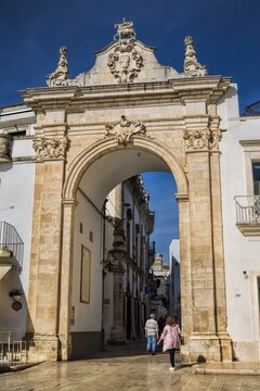martina franca, italien - porta santo stefano an der piazza xx settembre