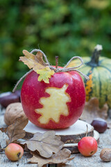 Herbst-Arrangement mit Apfel mit Eichenblatt-Motiv