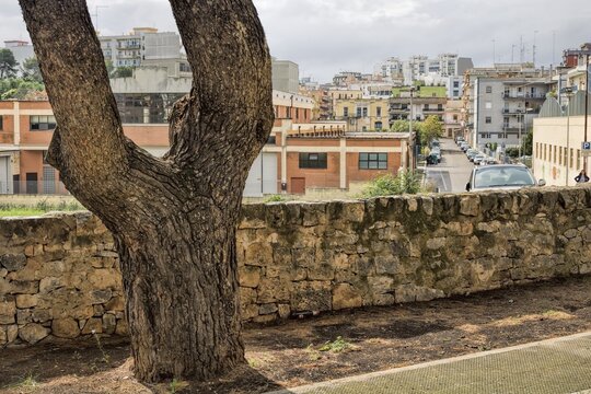 putignano, italien - blick vom bahnhofsplatz auf die stadt