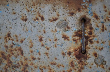 일부분만 녹이 슬어버린 함석