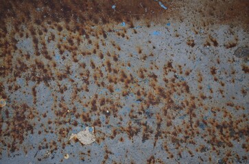 일부분만 녹이 슬어버린 함석