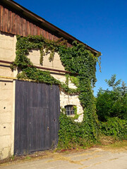 Fassade einer Scheune mit Holztor