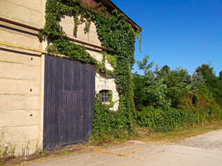 Fassade einer Scheune mit Holztor