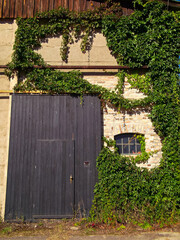 Fassade einer Scheune mit Holztor