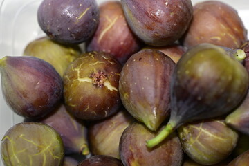 Fresh Ripe Figs Pile: A Close-Up of Organic and Healthy Fruit Harvest