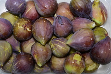 Fresh Ripe Figs Pile: A Close-Up of Organic and Healthy Fruit Harvest
