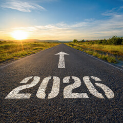 fondo abstracto conceptual con el numero 2026 y una flecha en una carretera al atardecer en señal de entrada al año nuevo
